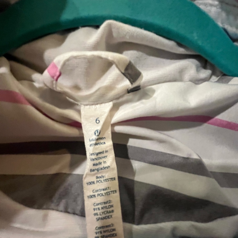 Lululemon jacket. Size 6 - Picture 10 of 10
